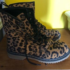 Super cute leopard print boots!